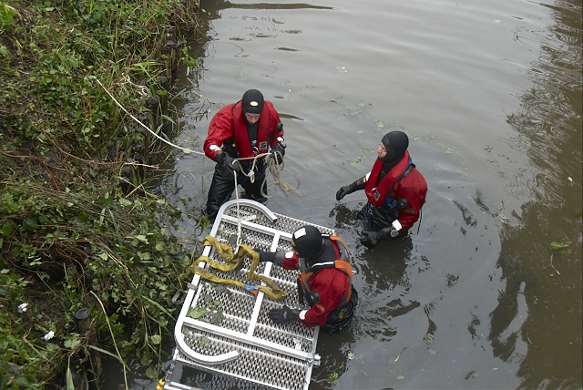 2010/261/GB 20100930 020 Hoofdweg voertuig te water.jpg